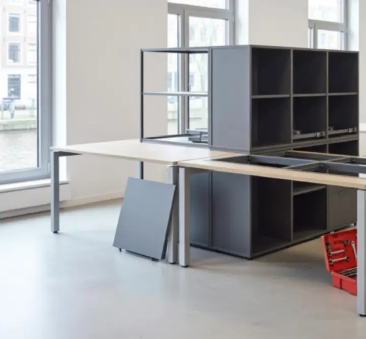 Montage van kantoorinrichting in een moderne werkomgeving