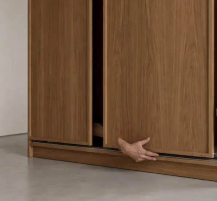 Grote schuifdeurkast in een slaapkamer, volledig gemonteerd en uitgelijnd